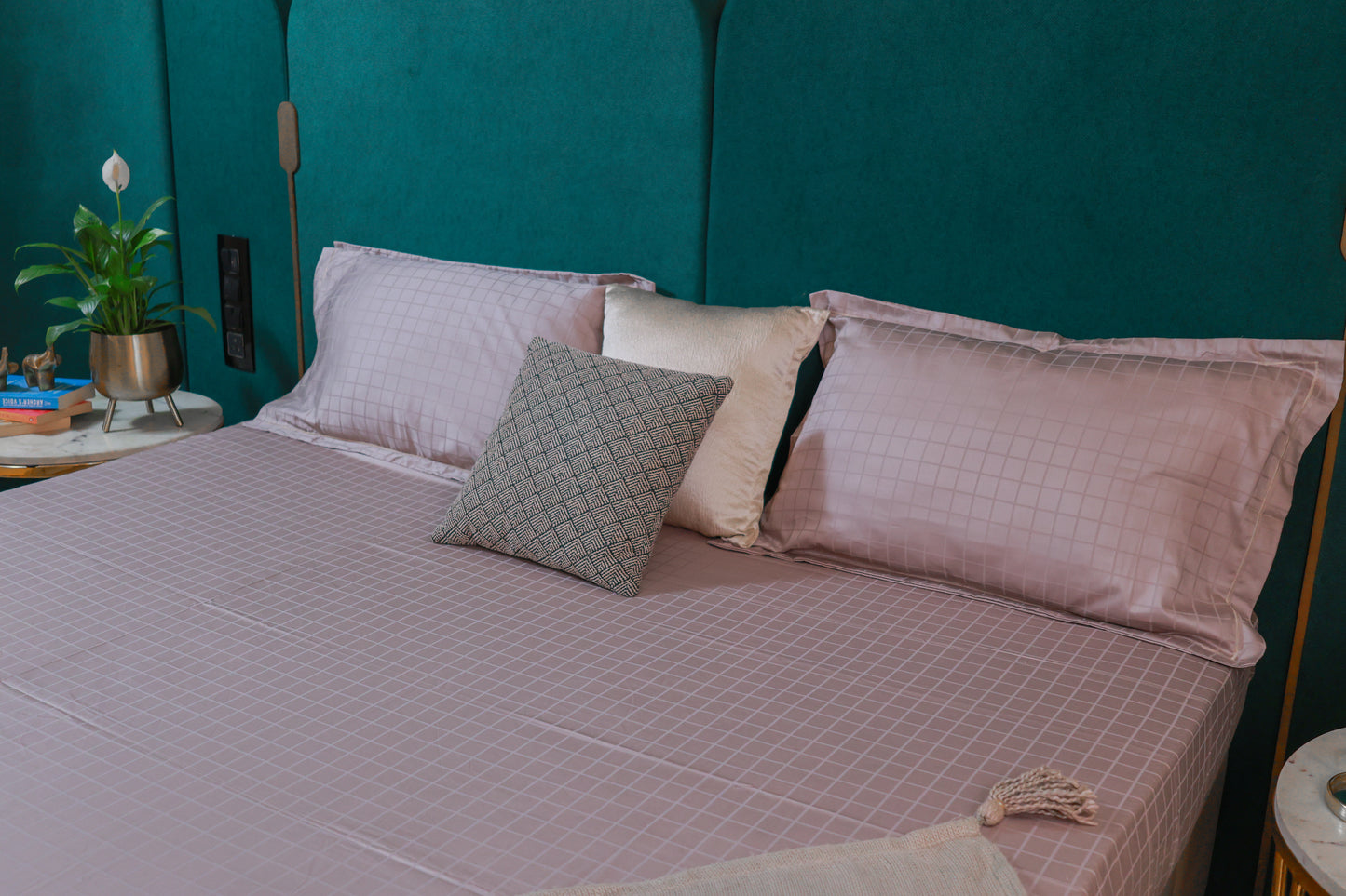 Reshkala Fine Yarn 100% 300 TC Cotton Allure Collection Waffle Jaquard Sateen Bedsheet King Size Fuchsia Pink color with 2 pillow covers