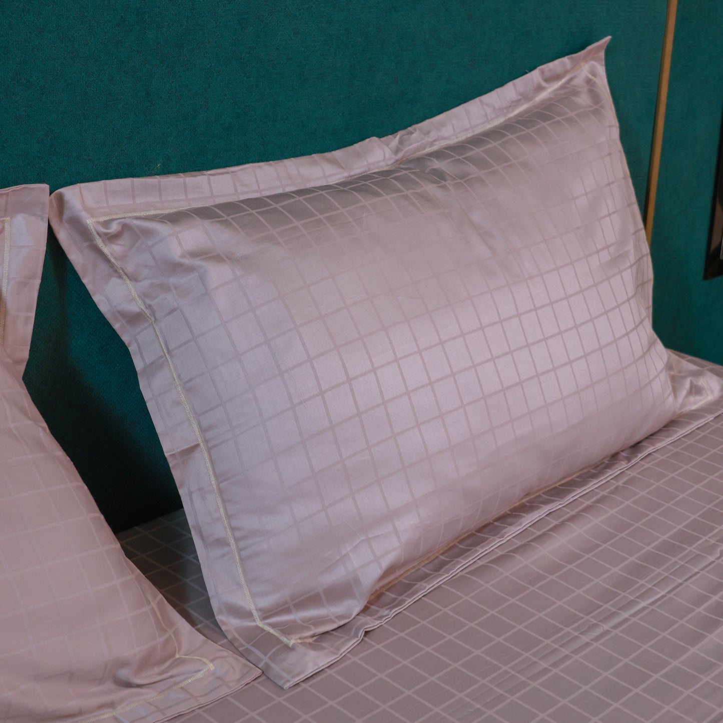 Reshkala Fine Yarn 100% 300 TC Cotton Allure Collection Waffle Jaquard Sateen Bedsheet King Size Fuchsia Pink color with 2 pillow covers