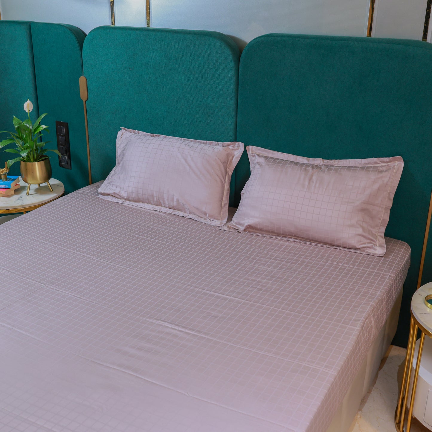 Reshkala Fine Yarn 100% 300 TC Cotton Allure Collection Waffle Jaquard Sateen Bedsheet King Size Fuchsia Pink color with 2 pillow covers