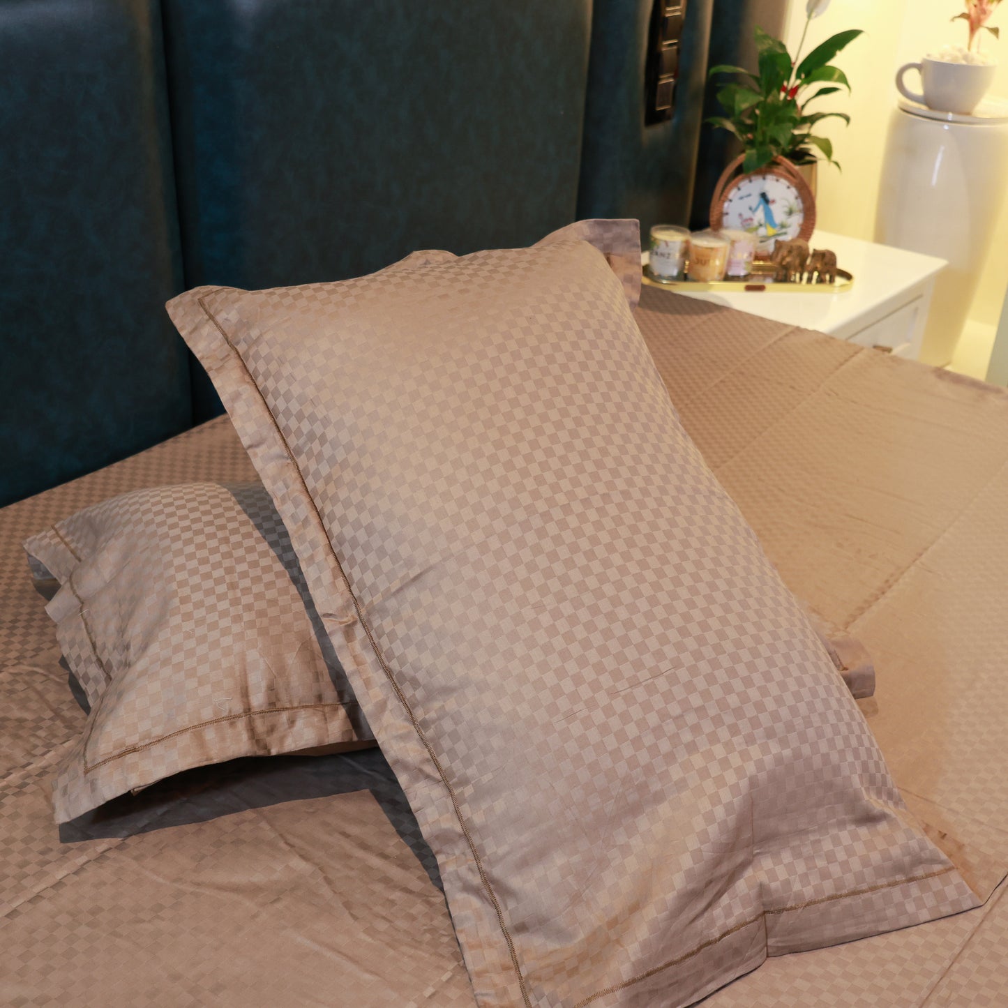 Reshkala Fine Yarn 100% Cotton 300 TC Allure Collection Checks Jaquard Sateen Bedsheet King Size Walnut color with 2 pillow covers