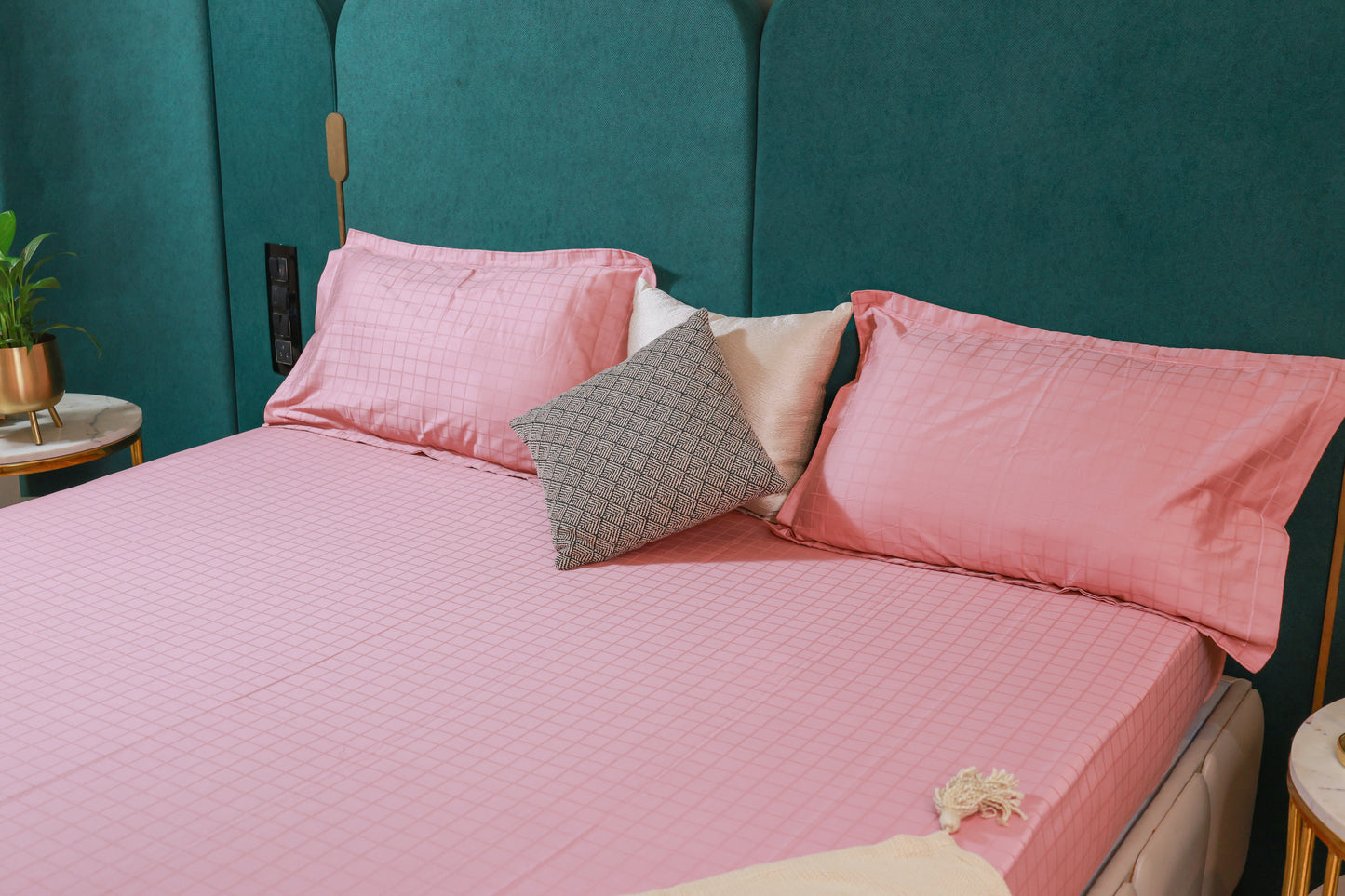 Reshkala Fine Yarn 100% Cotton 300 TC Allure Collection Waffle Jaquard Sateen Bedsheet King Size Flamingo color with 2 pillow covers