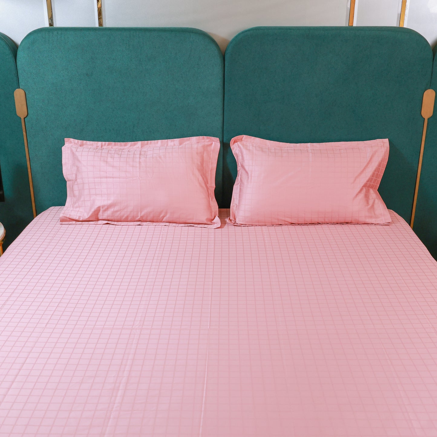 Reshkala Fine Yarn 100% Cotton 300 TC Allure Collection Waffle Jaquard Sateen Bedsheet King Size Flamingo color with 2 pillow covers