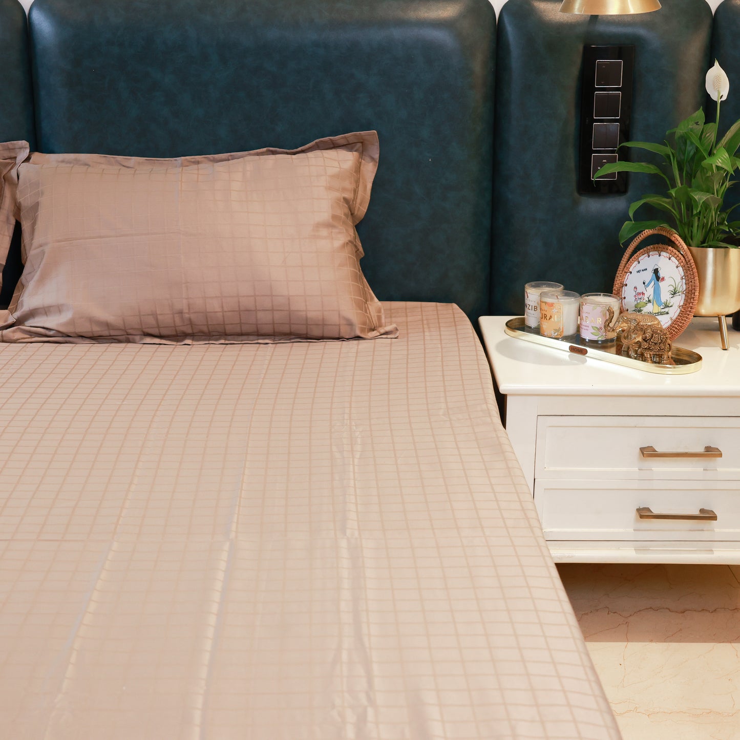 Reshkala Fine Yarn 100% Cotton 300 TC Allure Collection Waffle Jaquard Sateen Bedsheet King Size Hazelnut color with 2 pillow covers