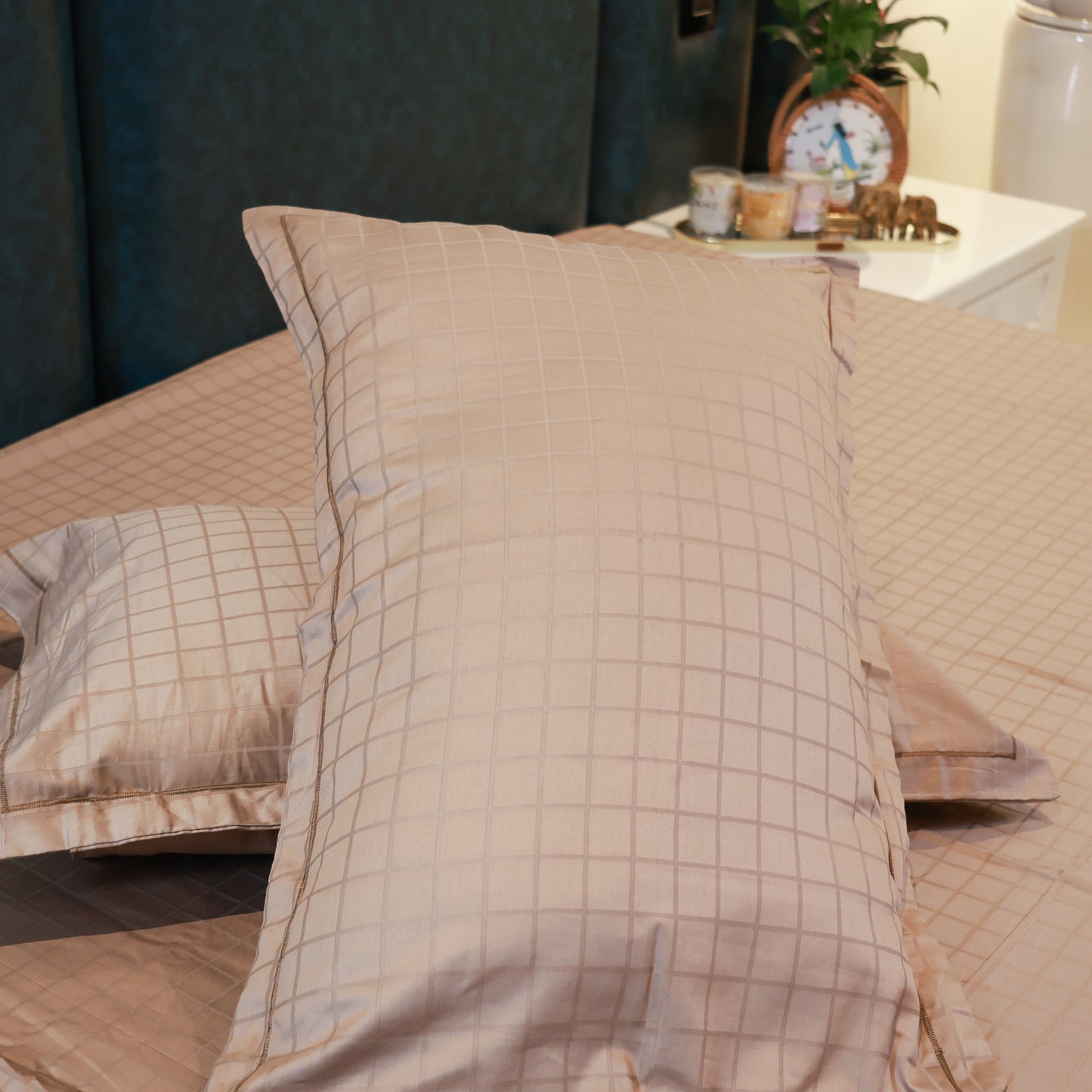 Reshkala Fine Yarn 100% Cotton 300 TC Allure Collection Waffle Jaquard Sateen Bedsheet King Size Hazelnut color with 2 pillow covers