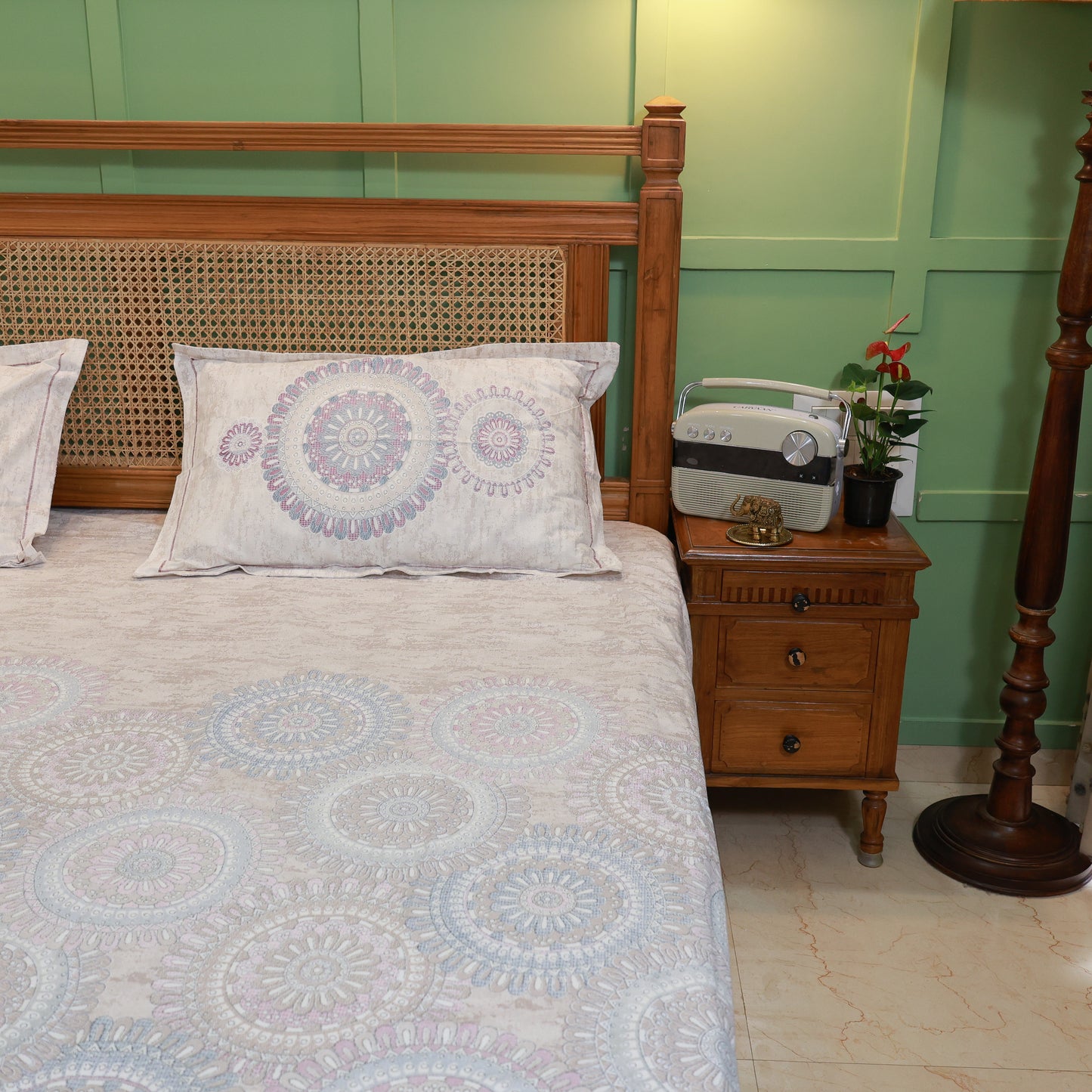 Reshkala Fine Yarn 100% Cotton 180 TC Pankhudi Collection Twill Weave Print Bedsheet King Size Bloom Design with 2 pillow covers