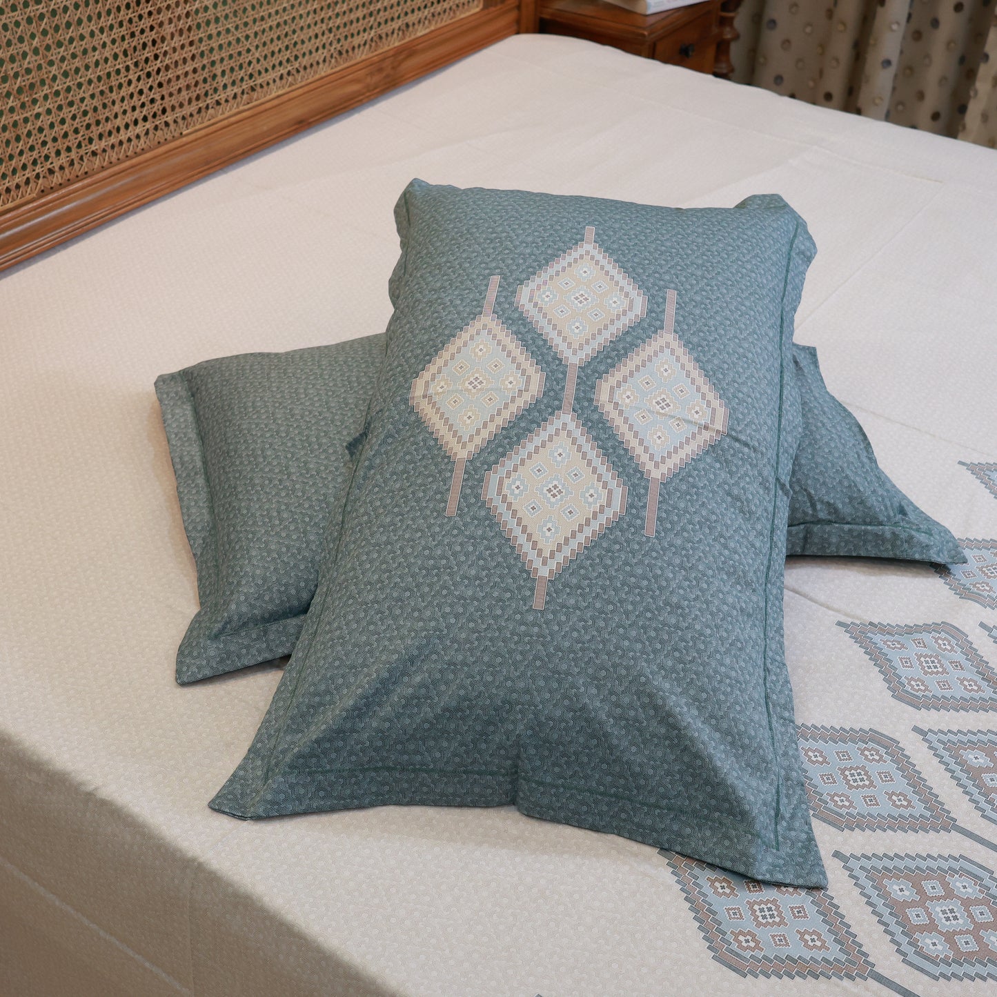Reshkala Fine Yarn 100% Cotton 300 TC Medley Collection Sateen Weave Print Bedsheet King Size Bloom Design with 2 pillow covers
