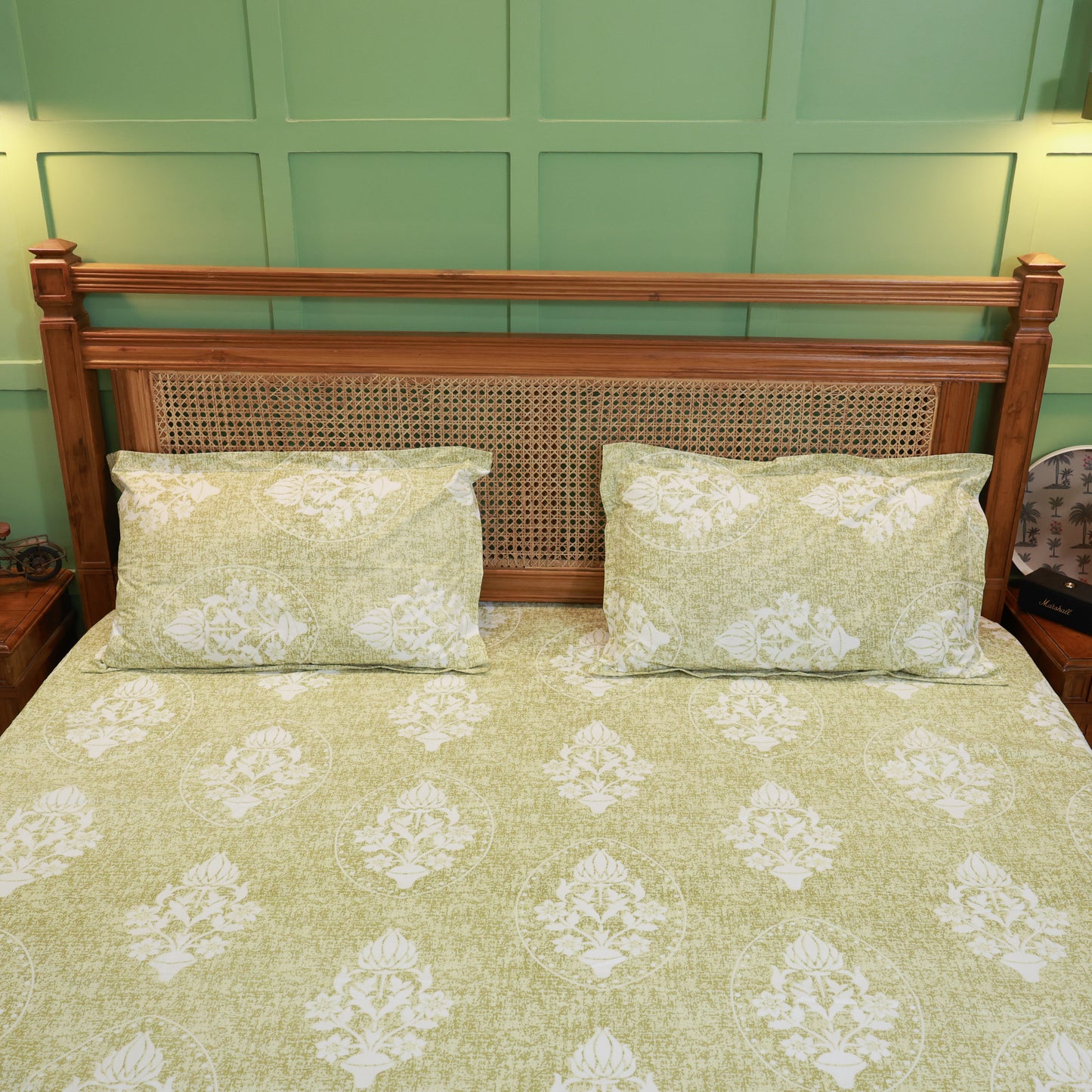 Reshkala Fine Yarn 100% Cotton 180 TC Pankhudi Collection Twill Weave Color Lock Technology Print Bedsheet King Size Sterling with 2 pillow covers