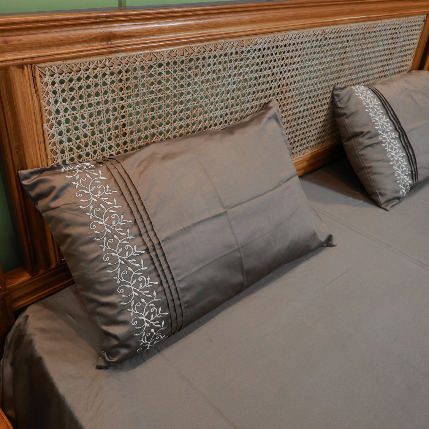 Reshkala Fine Yarn 100% Cotton 400 TC Kalakari Collection Double Stitch Embroidery Bedsheet King Size Charcoal Grey color with 2 pillow covers