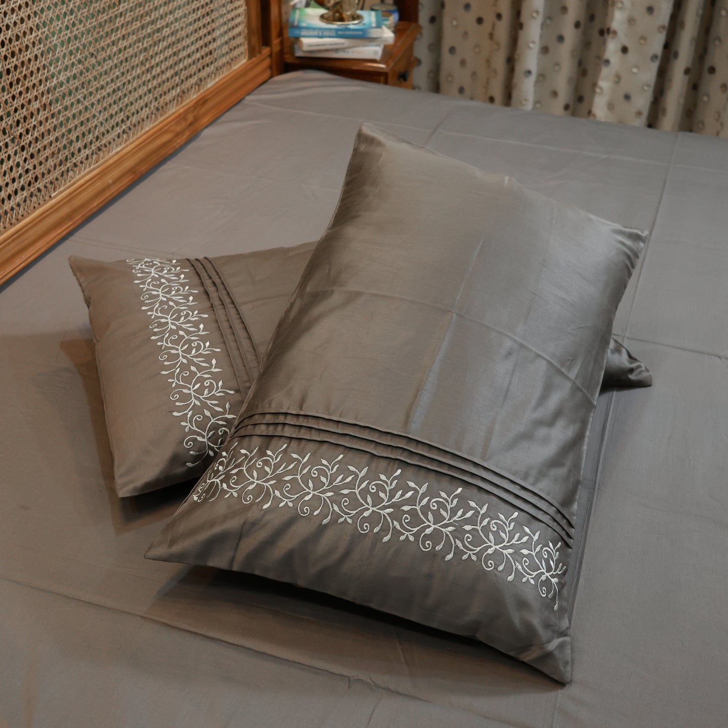 Reshkala Fine Yarn 100% Cotton 400 TC Kalakari Collection Double Stitch Embroidery Bedsheet King Size Charcoal Grey color with 2 pillow covers